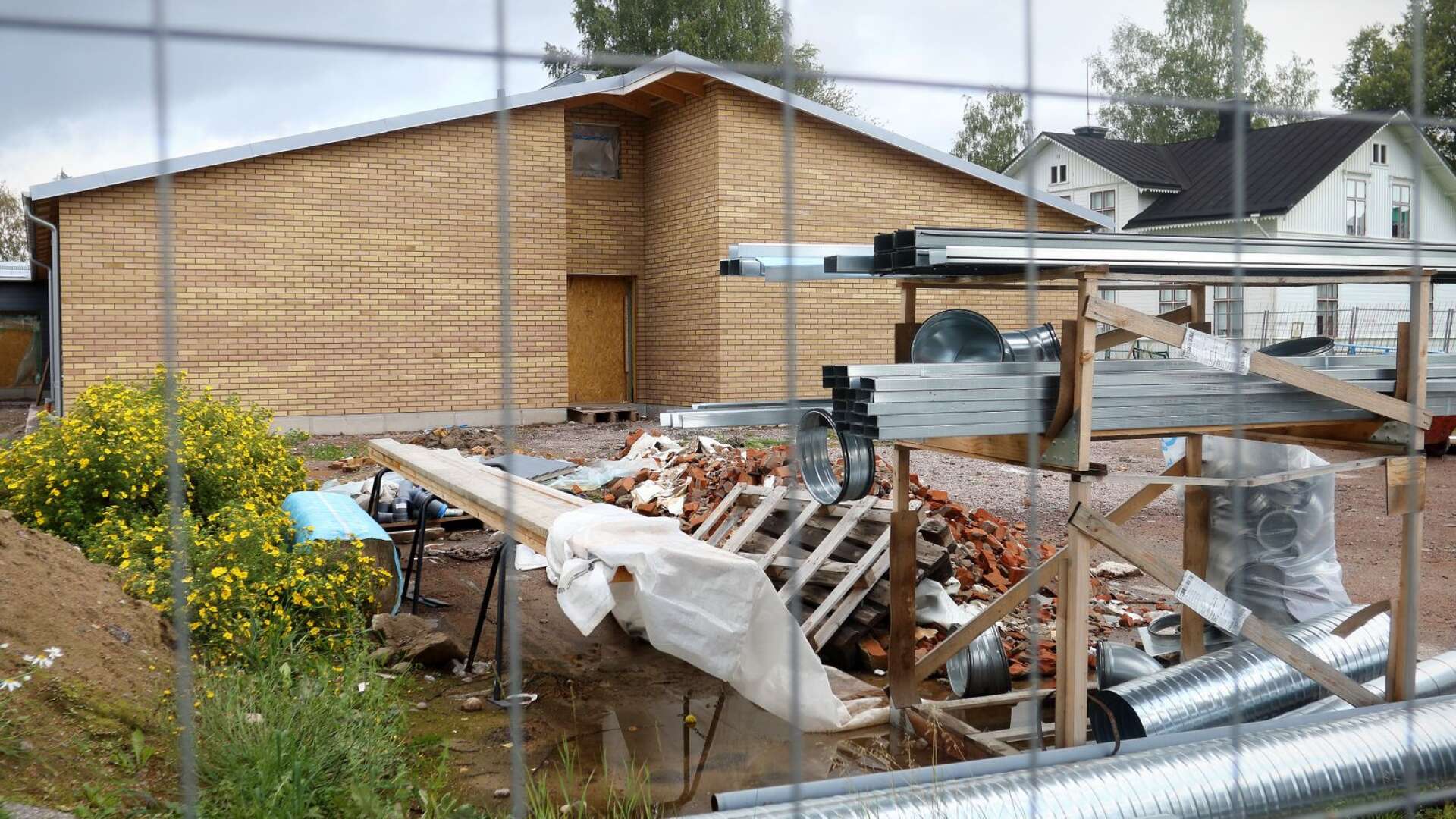 Nu kan byggnationen av Häggården i Norra Råda återupptas igen. De fem särskilt boende-lägenheterna förväntas stå klara till årsskiftet.