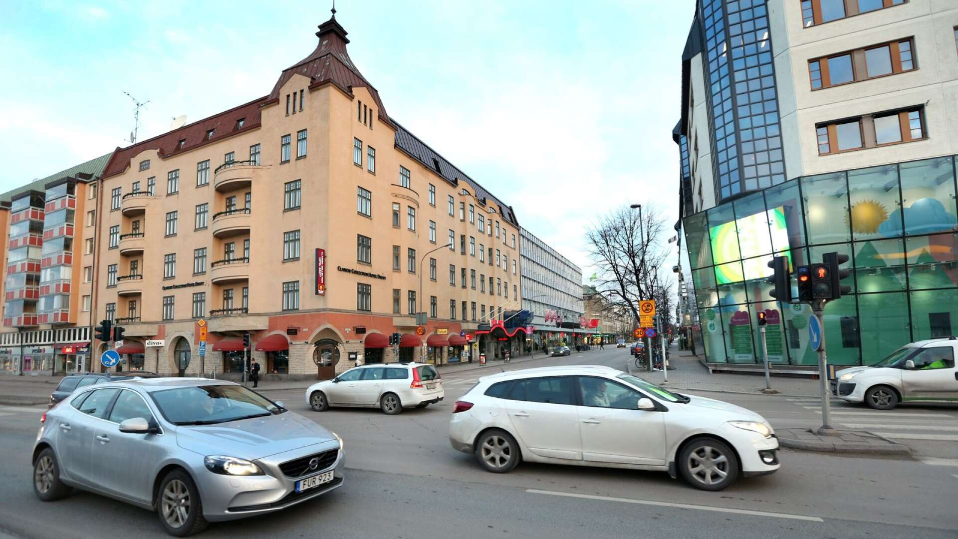 Hamngatan föreslås till viss del begränsas för biltrafik, och kommer under en betydande tid att stängas av på grund av ombyggnation, skriver fastighetsägare i Karlstad.