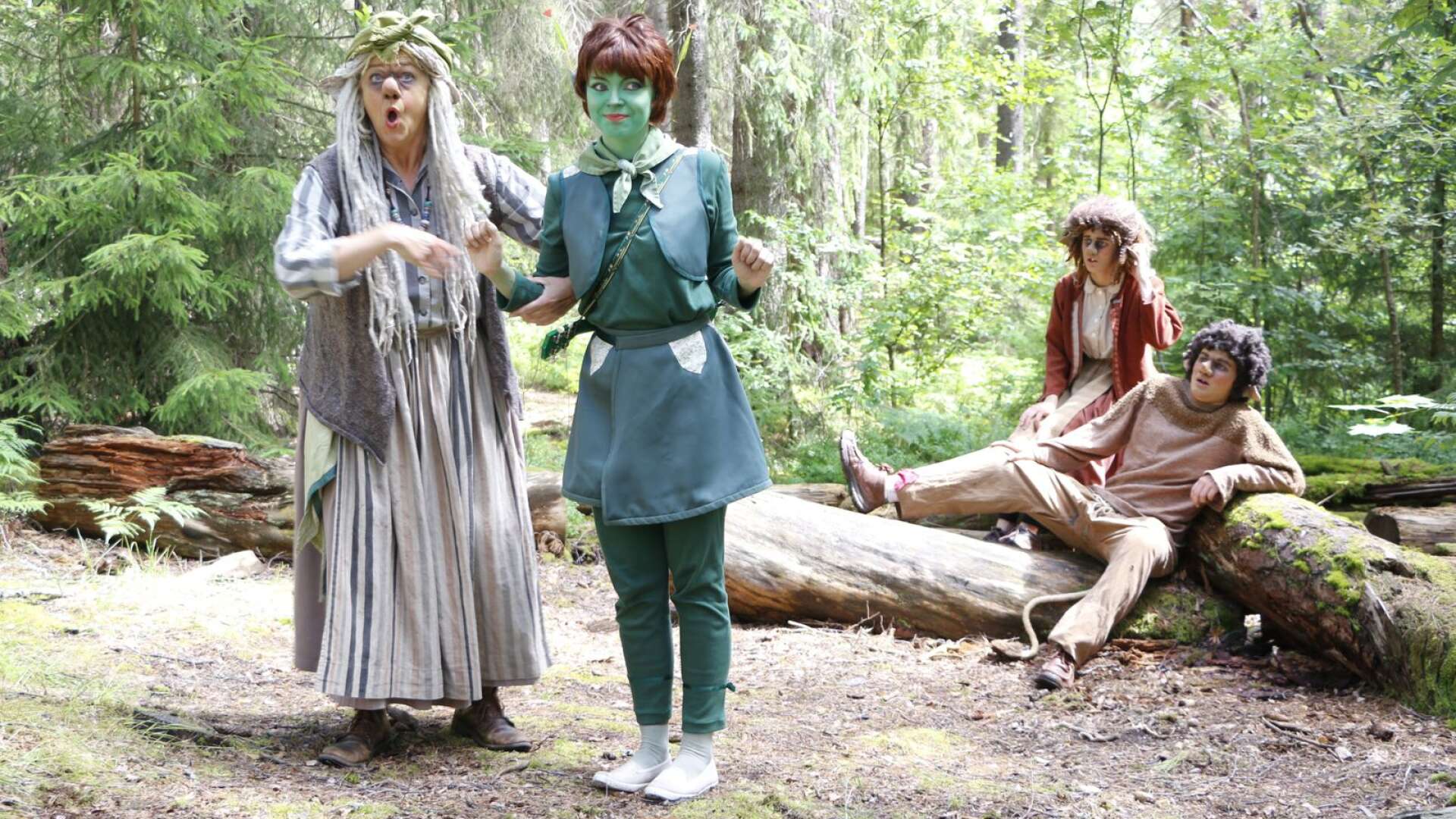 Kloka trollmor (Charlotte Forsman) vet hur barnen kan hjälpa Trolf (Ville Danielsson Kihlberg) som trillat. Alven Alva (Caroline Forsman) och Trulsan (Alva Söderberg) hänger på. 