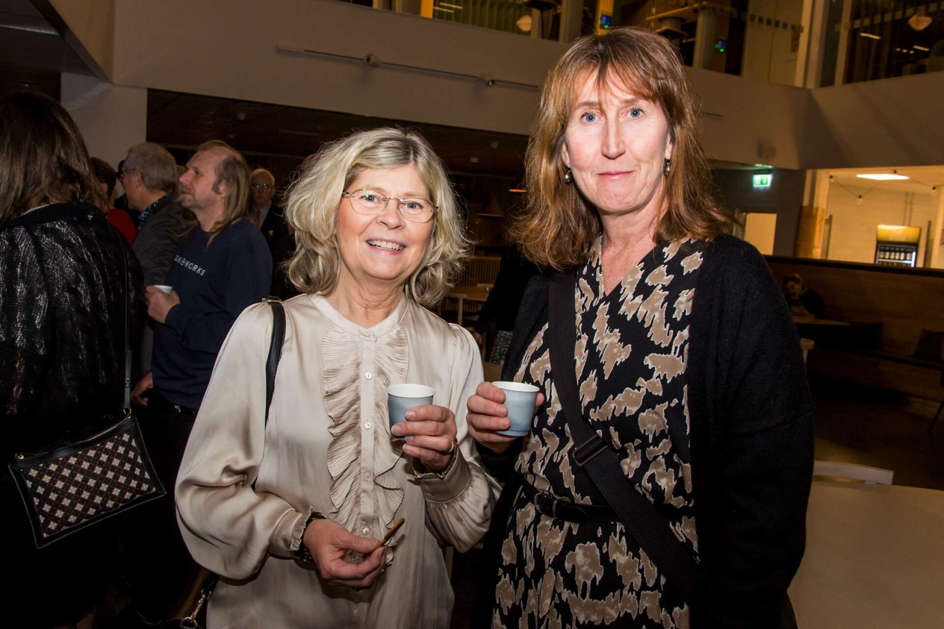 Ann-Louise Adolfsson och Pia Hellberg är två av de 67 som i år jobbat 25 år på Skövde kommun.