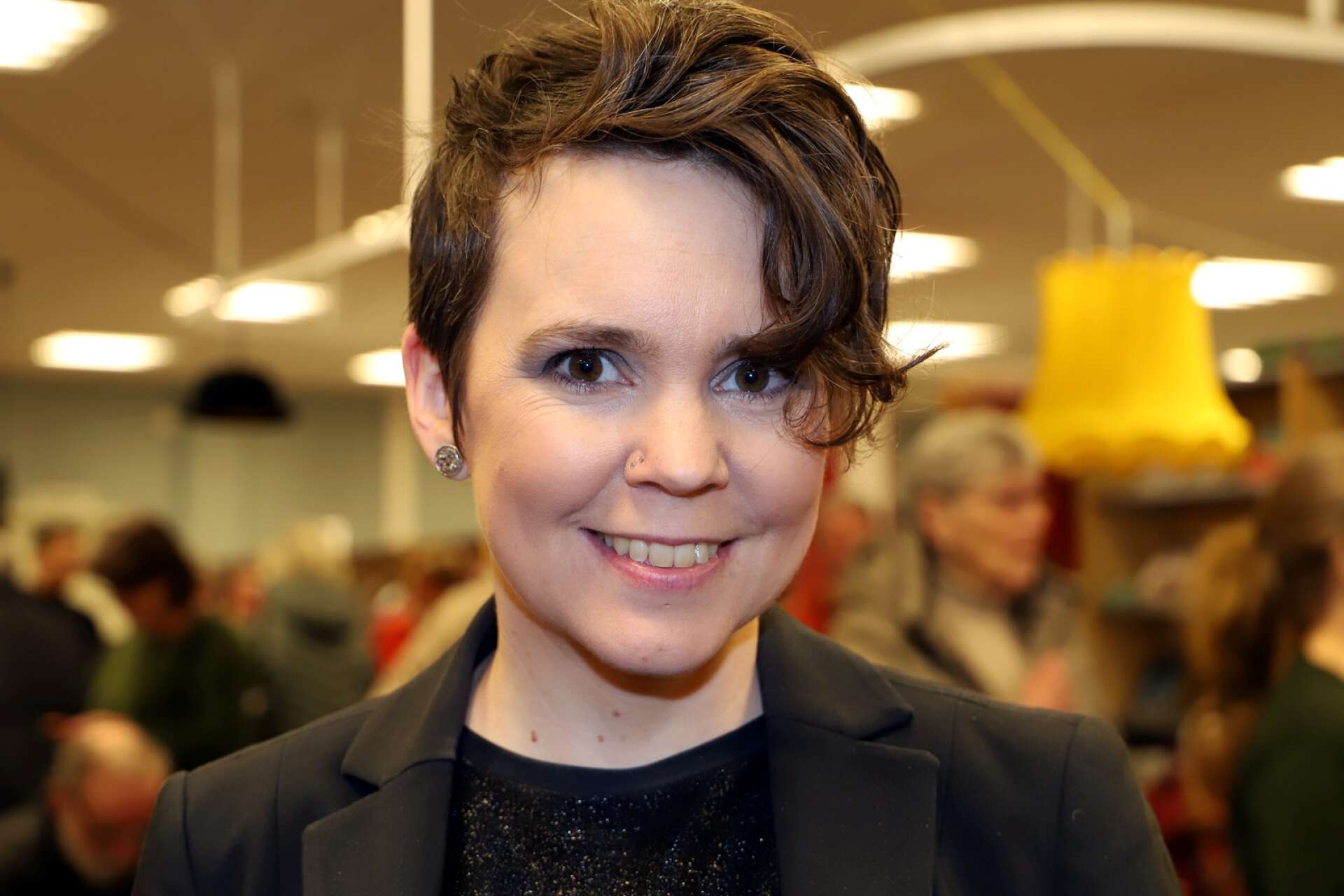 Sara Lövestam avslutar årets festivalprogram med att berätta om sin trilogi om Monika. Hon inleder även festivalen med en skrivarkurs.