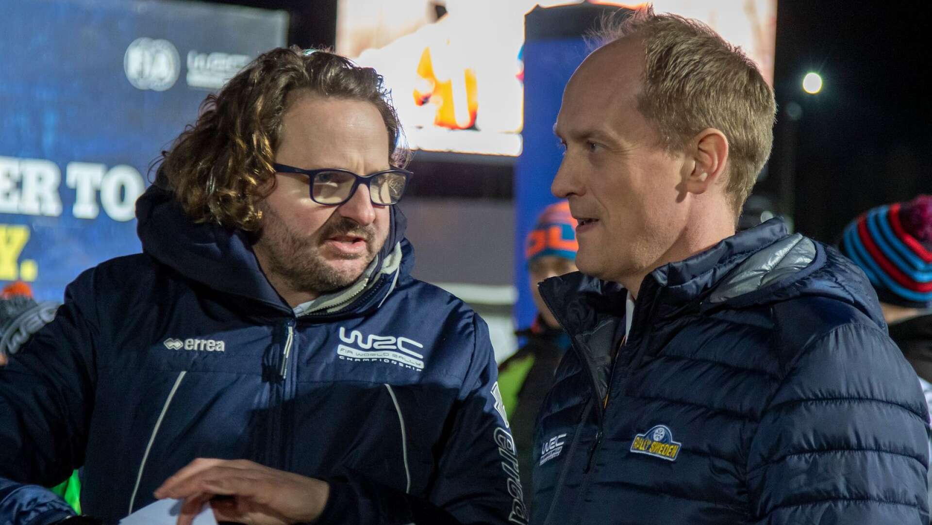 Simon Larkin, eventchef hos WRC Promotor, i diskussioner med Svenska rallyts vd Glenn Olsson under Svenska rallyt i februari.