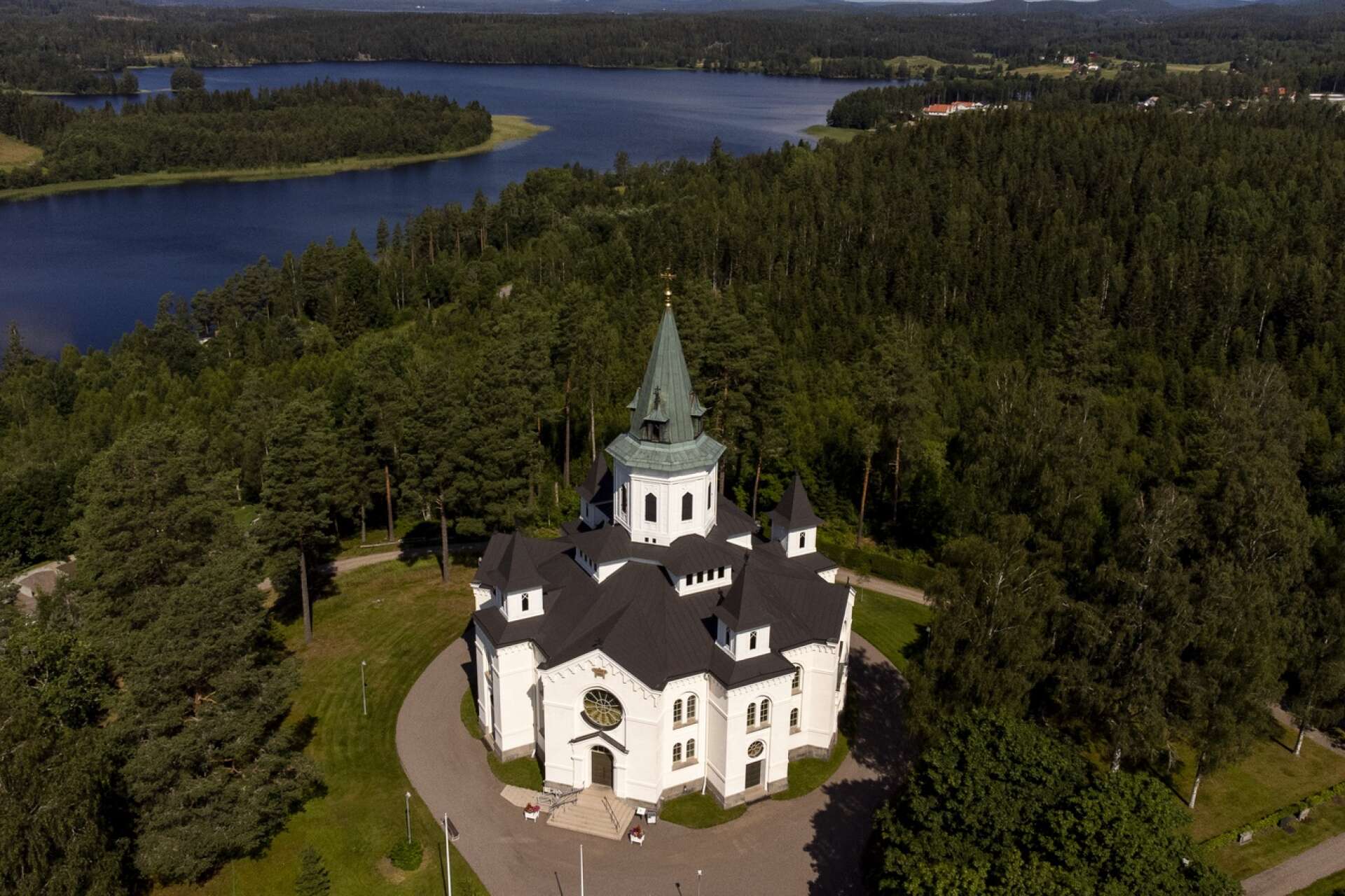 På en höjd med utsikt över Svensbysjön är kyrkan belägen. Dess runda form gör att den verkligen sticker ut.