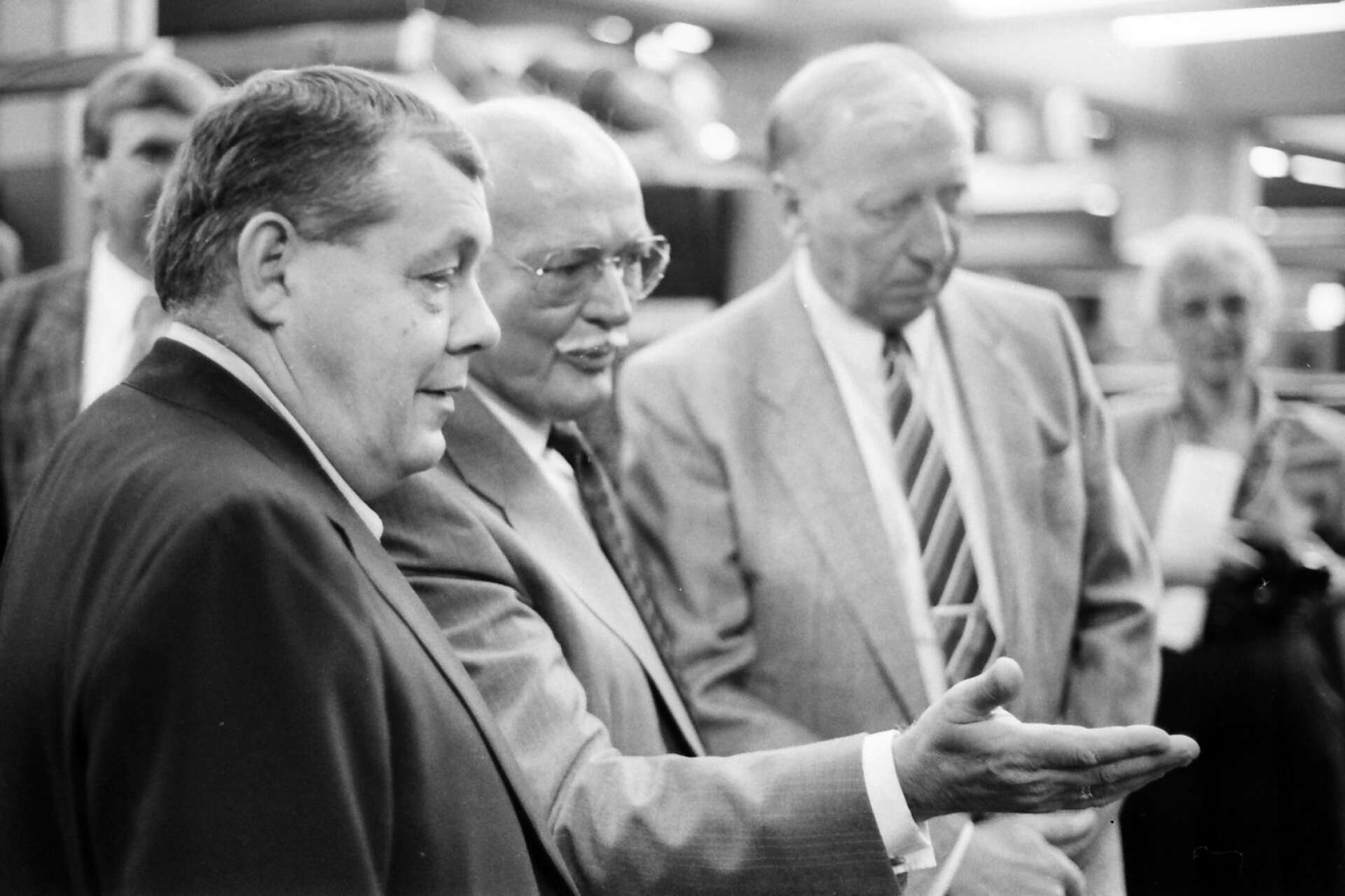 Vid invigningen 1986 fanns Simon Bonnier närvarande som representant för ägarfamiljen. Till höger om honom ses Birger Nyberg, mångårig tjänsteman inom företaget i Säffle, och Gunnar Andersson från huvudkontoret i Schweiz. 