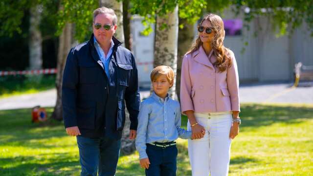 Christopher O&apos;Neill och prinsessan Madeleine, här tillammans med prins Nicolas, ska bosätta sig i Stockholm efter sommaren. Arkivbild.