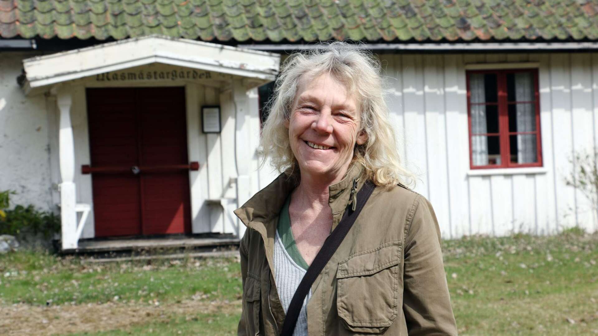 Lisbeth Abrahamsson - här på en bild från Nordmarks hembygdsgård - vill teckna ner lilla byn Östervik historia i en skrift.