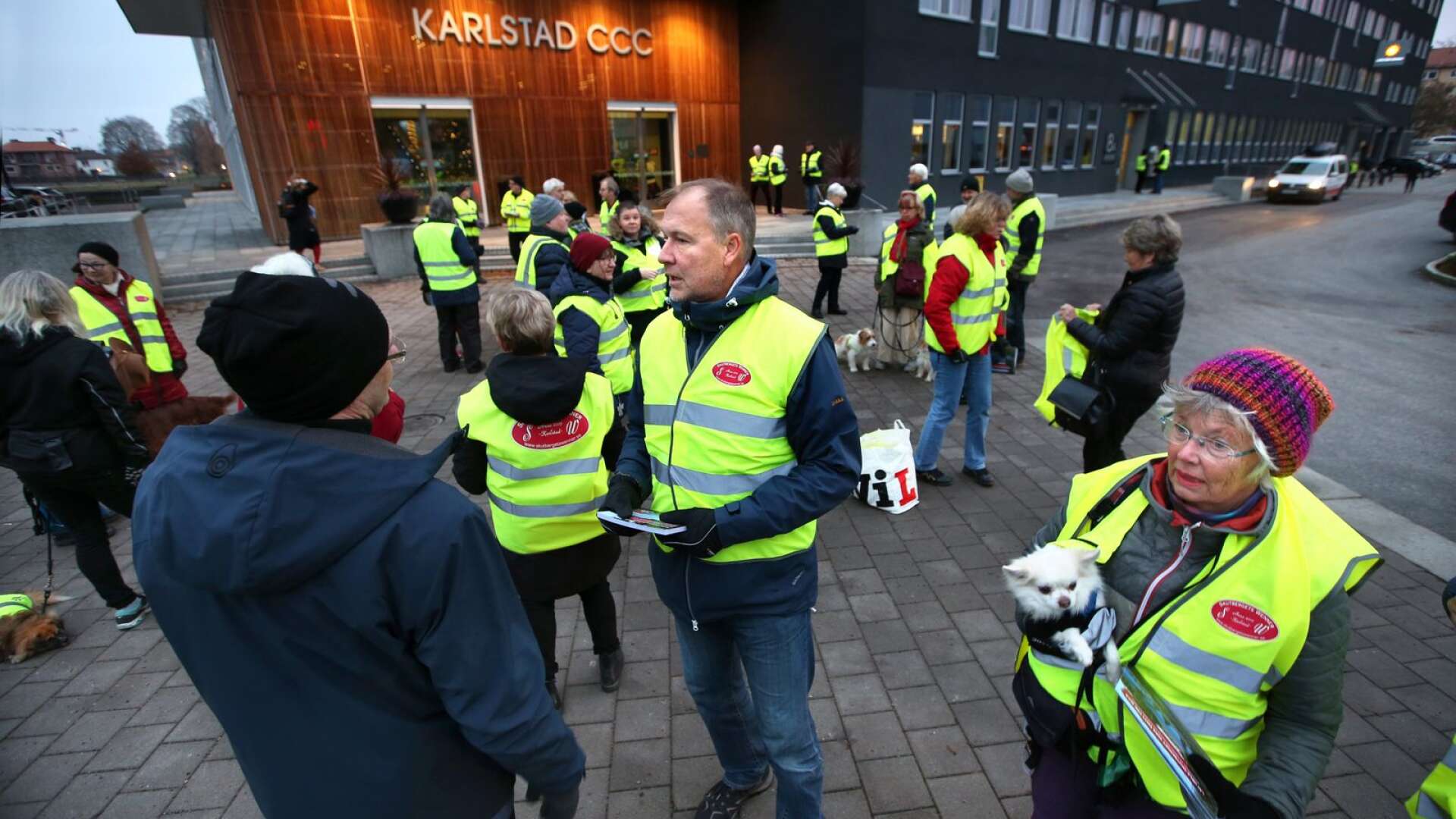 Skutbergets Wenner manifesterade utanför Karlstad CCC när besökare till Besöksnäringsdagarna anlände. I mitten Thomas Martinsson, föreningens ordförande.