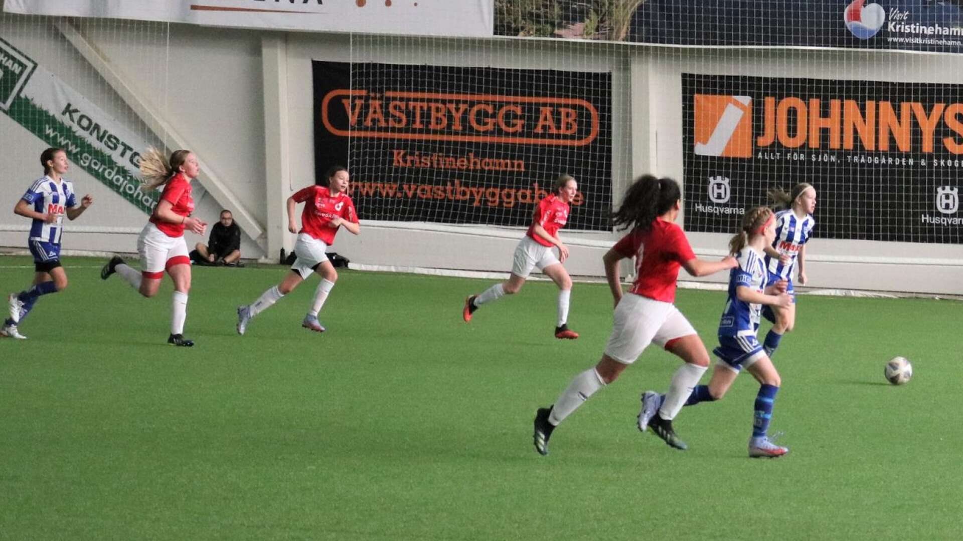 IFK:s flicklag mötte Degerfors på lördagen. Här avancerar Kristinehamnslaget mot mål, men matchen slutade 0–0.