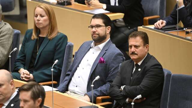 Anniel Lööf (C), Jimmie Åkesson (SD) och Jamal El-Haj (S) lyssnar på statsminister Ulf Kristerssons regeringsförklaring tisdagen den 18 oktober.
 Arkivbild.
