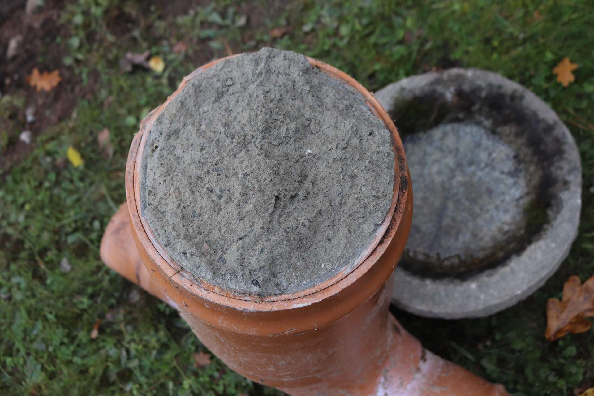 Röret har en diameter på trettio centimeter och är fullt med stelnad cement. 