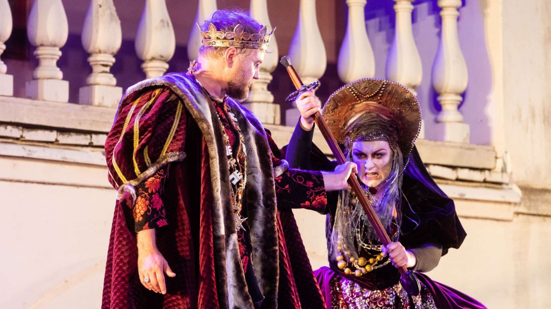 Andreas Landin som Macbeth och Sigrid Vetleseter Bøe som Lady Macbeth, en dynamisk duo som visar hur maktens lockande härlighet kan driva människan till svåra illdåd.
