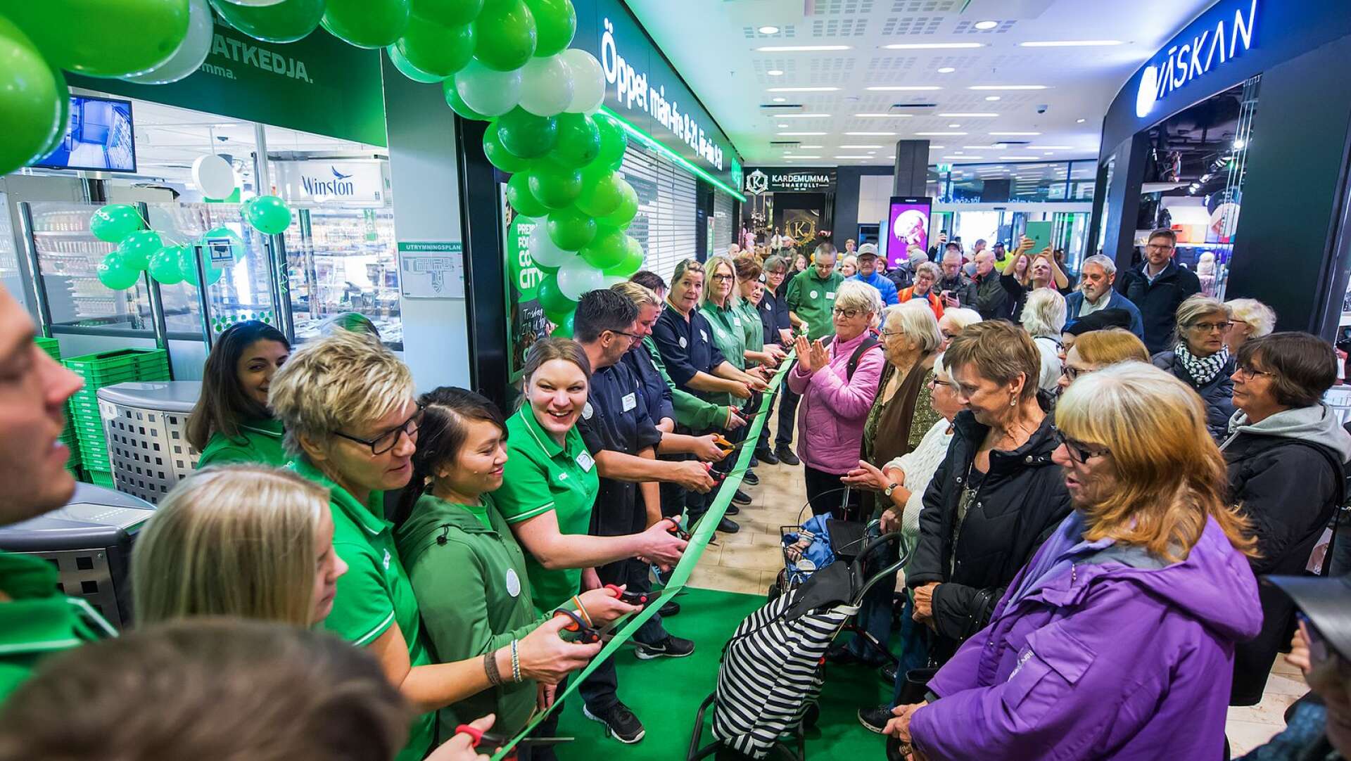 Butikspersonalen gjorde ett gemensamt klipp när Coop City i Karlstad invigdes på torsdagen.