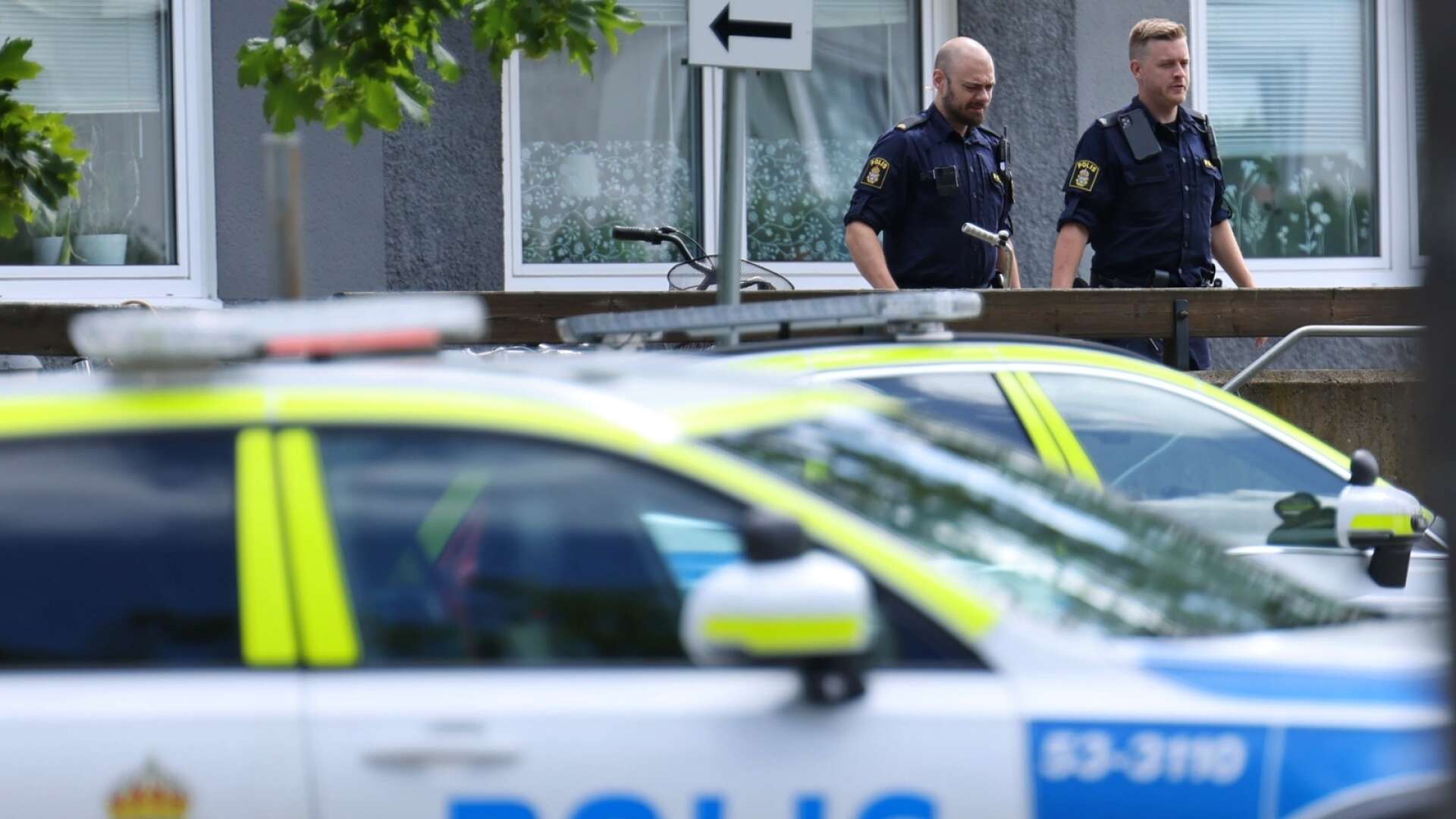 En förundersökning om försök till mord har inletts efter att en man i 40-årsåldern hittats skadad i en lägenhet i Mariestad.