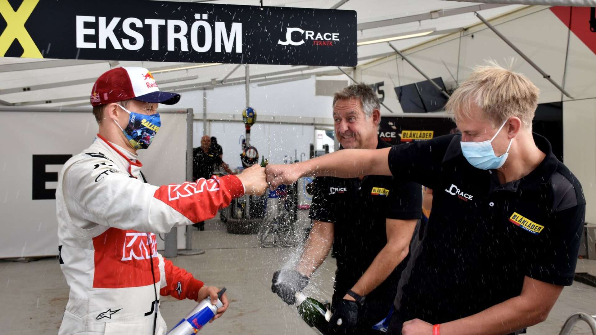 Mattias Ekström och Joel Christoffersson firar segern i Höljes i somras, nu slår de två motorsportprofilerna ihop sina team och bildar EKS JC.