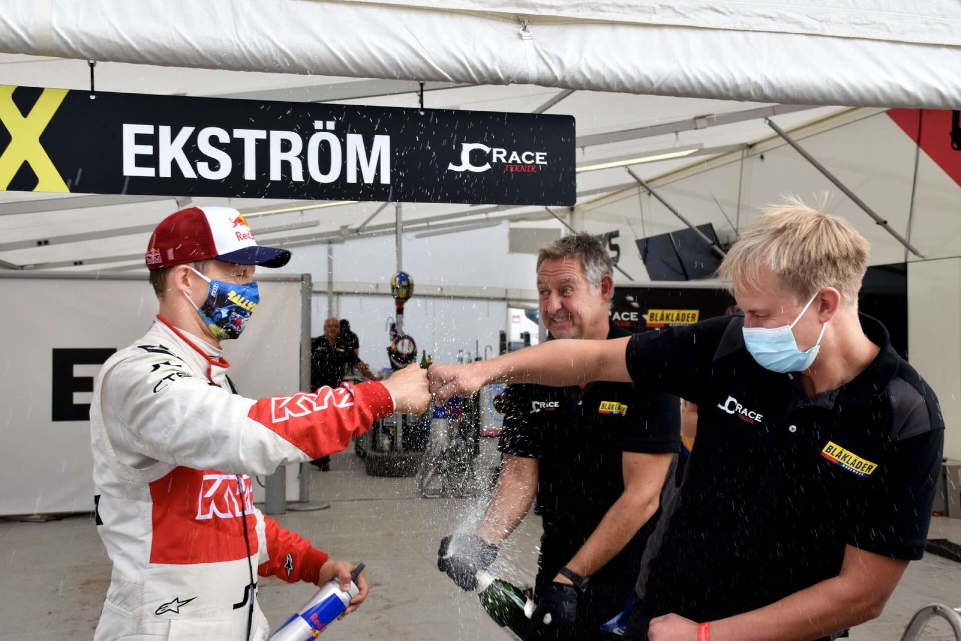 Mattias Ekström och Joel Christoffersson firar segern i Höljes i somras, nu slår de två motorsportprofilerna ihop sina team och bildar EKS JC.