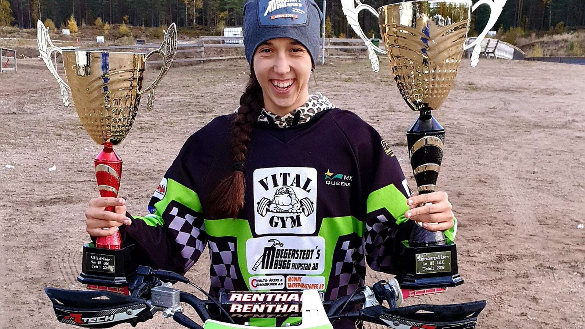 Jacqueline Löfqvist blev etta totalt i 85 cc guldhjälm girlsklassen i Skaraborgsfräsen och tvåa totalt i motsvarande klass för Mälarfräsen.