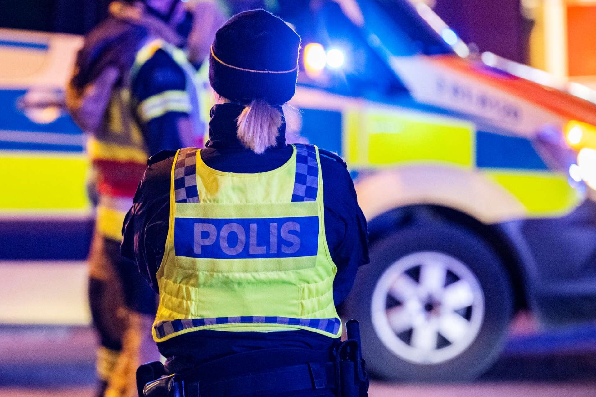 Under natten fick polisen rycka ut till en adress i Karlskoga, där en man greps misstänkt för mordförsök och barnfridsbrott.