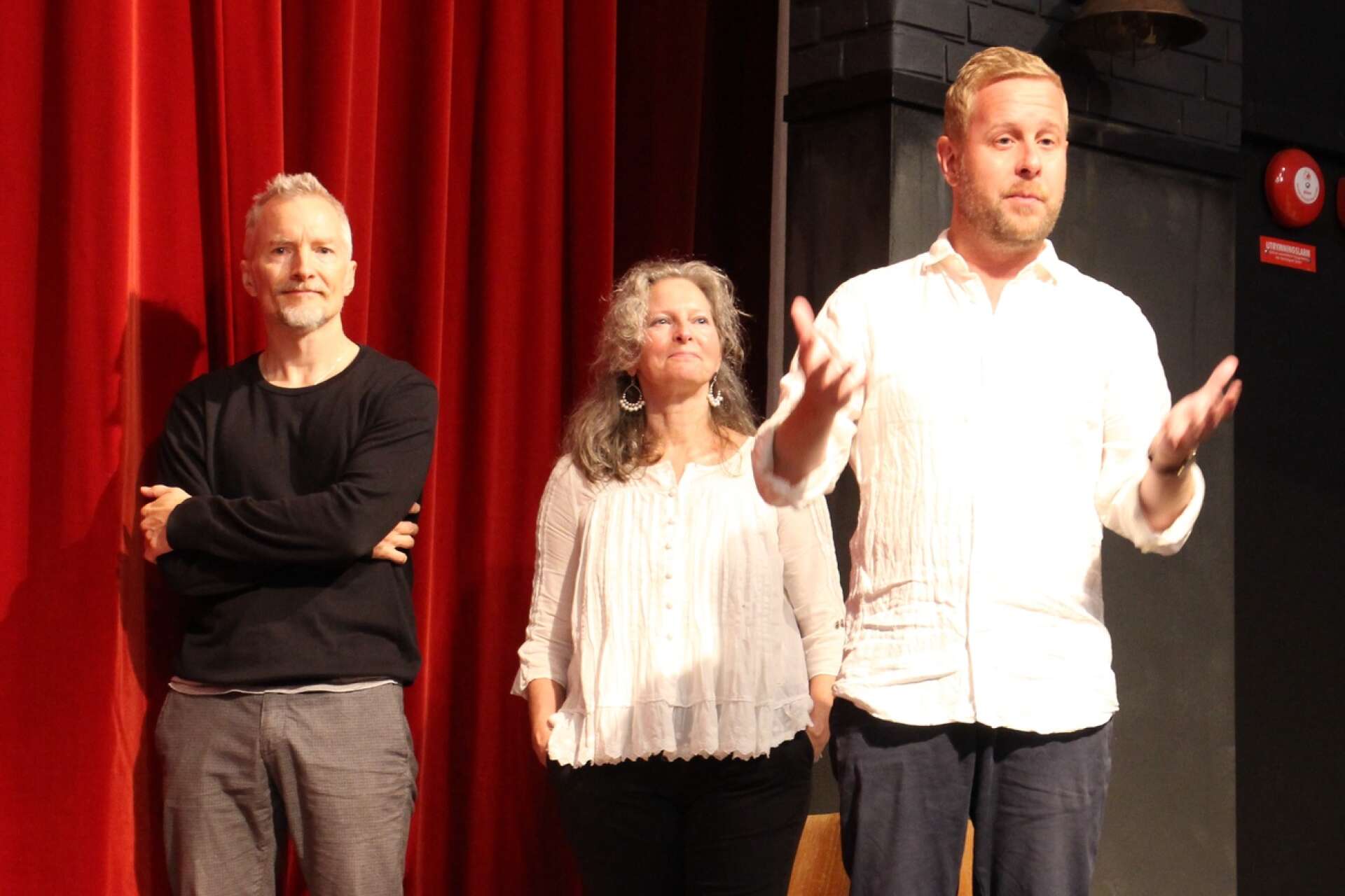 Regissören Mattias Palm är laddad inför lördagens premiär. I bakgrunden musikaliske ledaren Daniel Palm och koreografen Cynthia Kay.