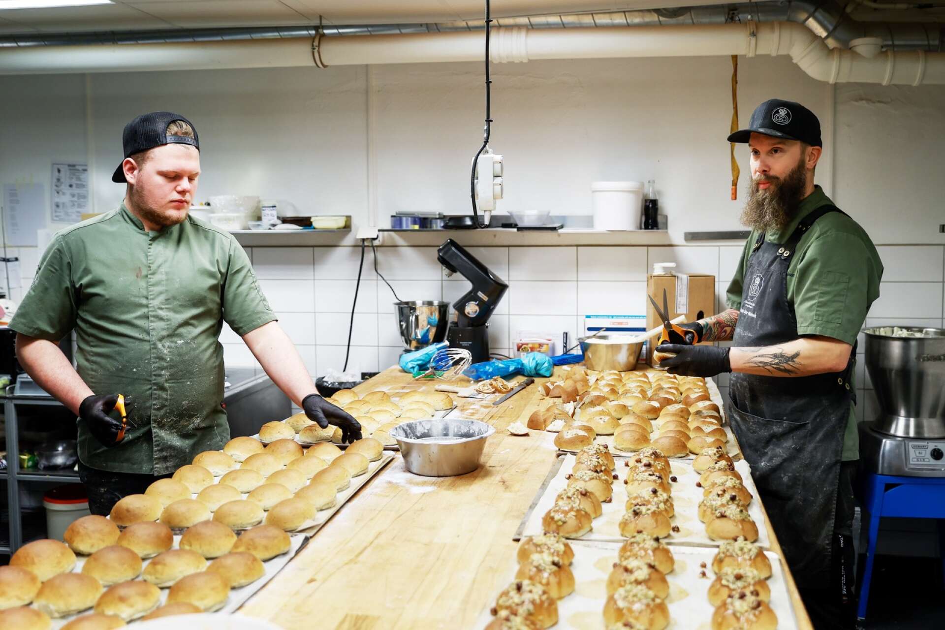En vardag tillverkar Swenströmskas cirka 550 vanliga semlor samt några varianter specialsemlor. ”Våra är verkligen hantverksmässigt gjorda”, säger Ronnie Dyhr-Nielsen som här har hjälp av Joel Hedlund.