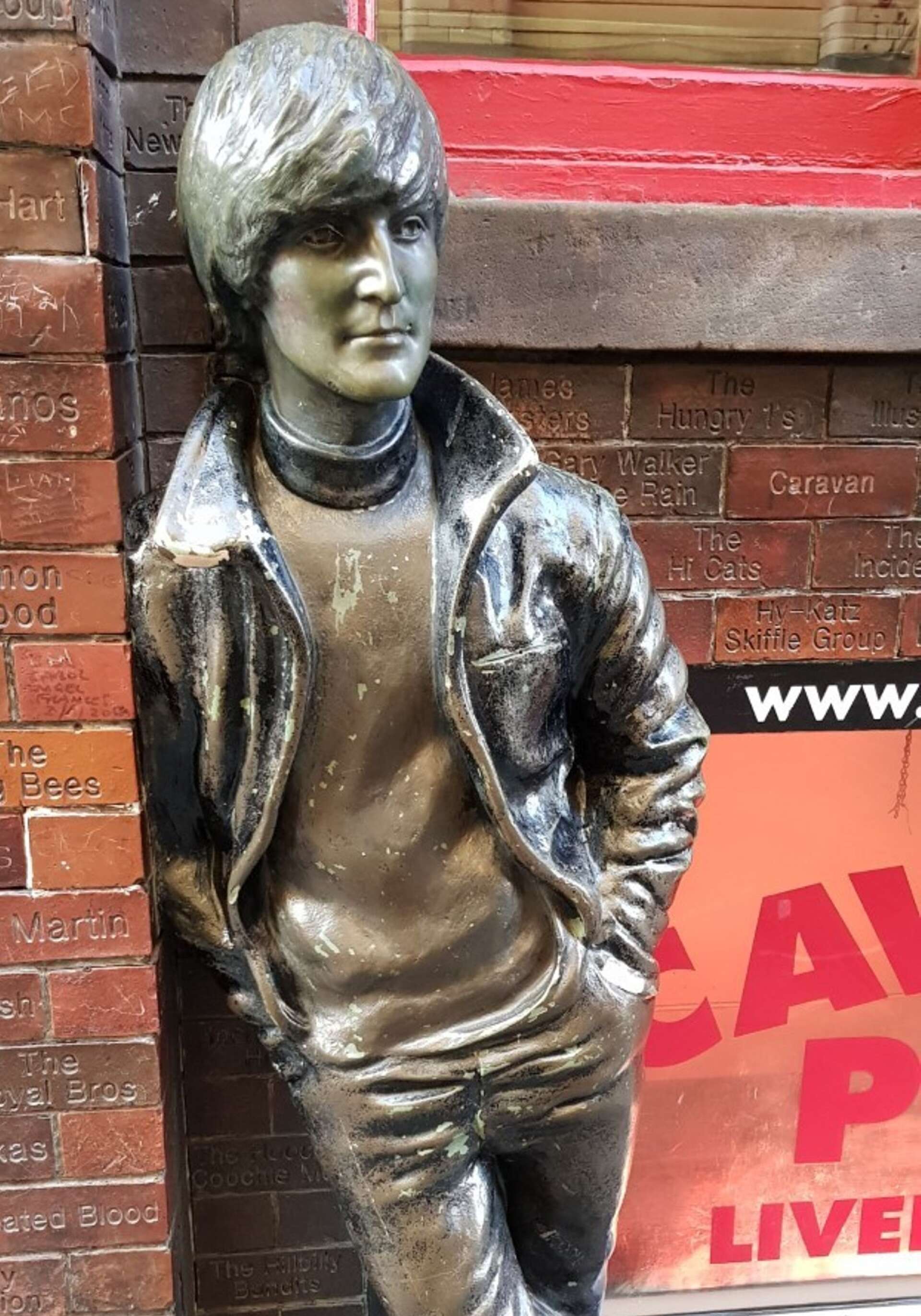 En ung Johan Lennon som staty på Mathew Street i centrala Liverpool.