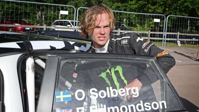 Oliver Solberg har kopplat ett grepp om EM-rallyt hemma i Värmland. Han leder med drygt tio sekunder efter halva tävlingen.