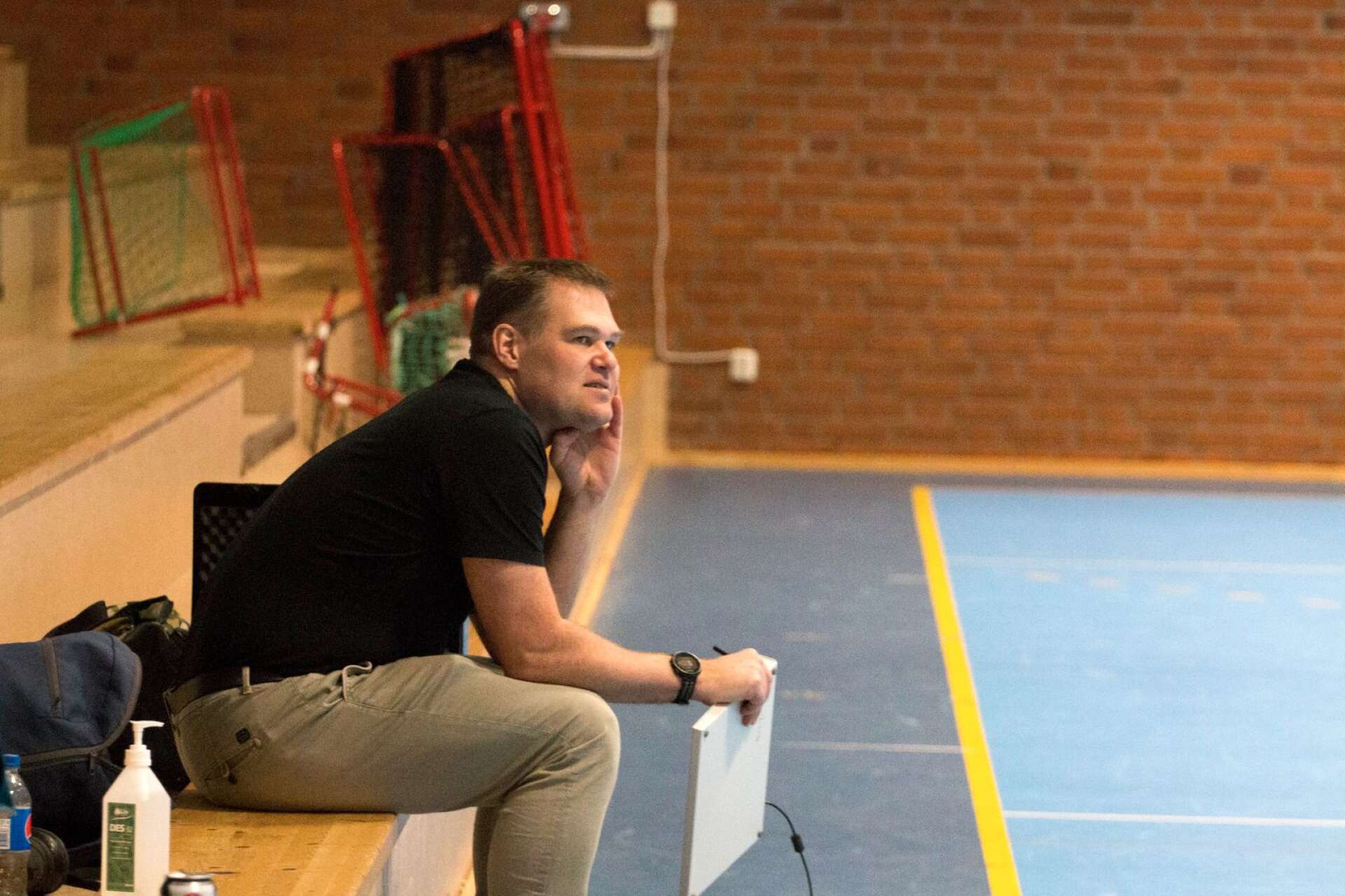 Henrik Friberg ser till så att grabbarna kommer in i Möckelngymnasiet och kan träna. Här sköter han matchklockan under den spännande matchen på tisdagens träning – en match som avgjordes först efter förlängning. 