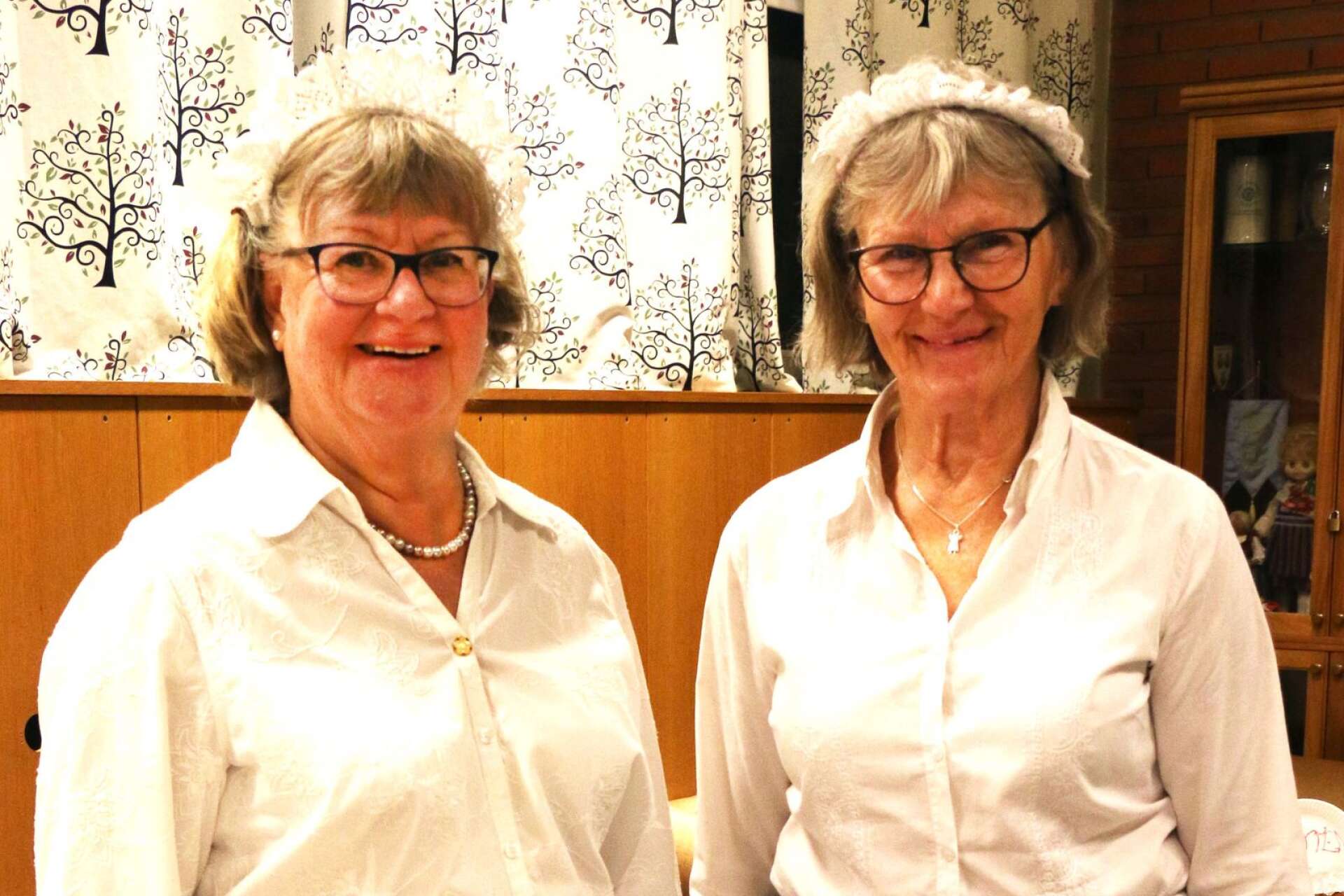 Agneta Nedhagen och Eivor Wik i tidstypiska servitriskläder såg till att gästerna fick kaffe och sju sorters kakor.