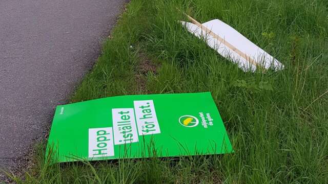 Miljöpartiets plakat vid Karlbergsgymnasiet har rivits ned.
