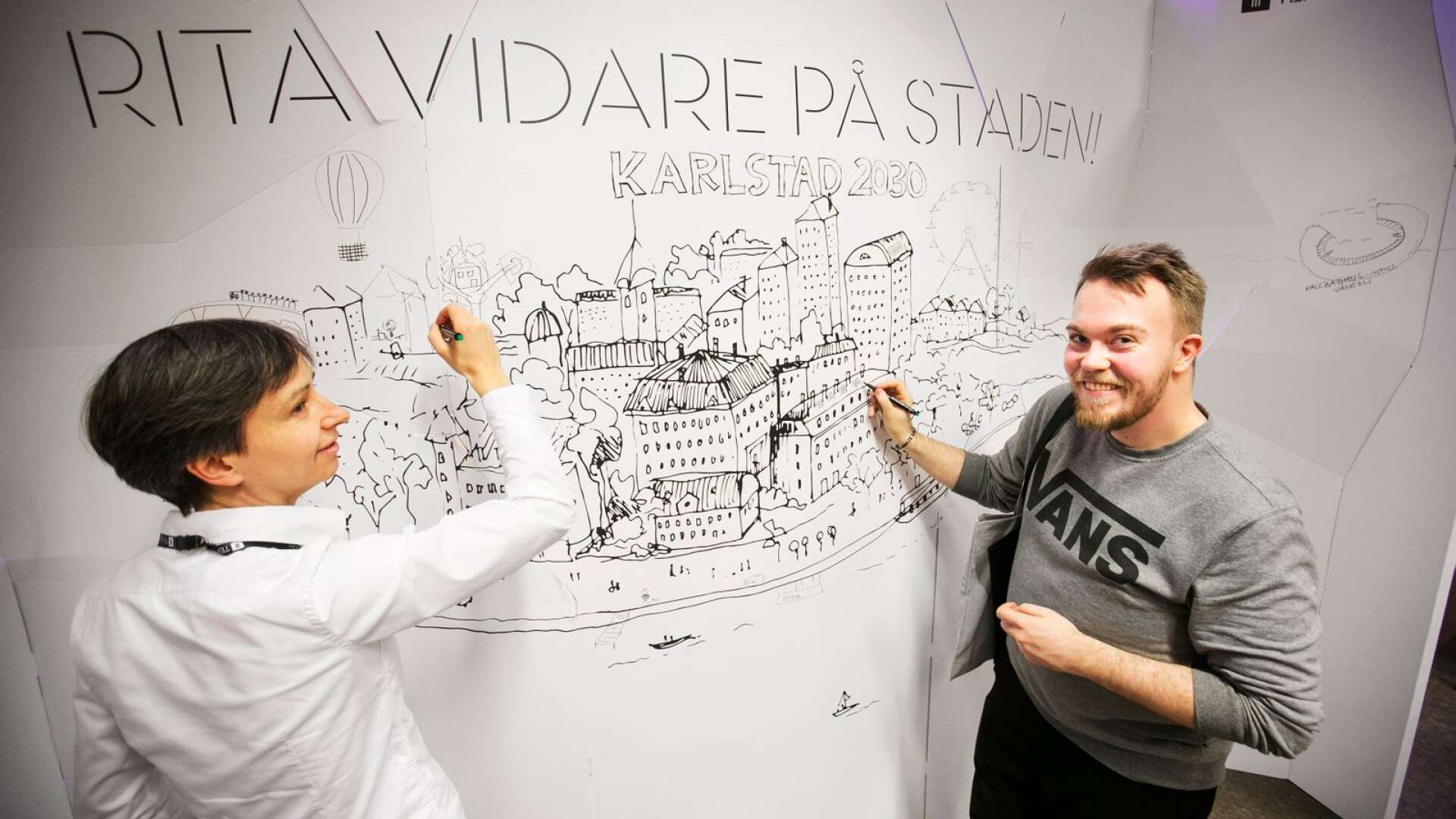 Arkitekten Astrid Prinzler och hennes kollegor bjöd in studenter att fylla på Karlstads stadsbild. Här Karl Hagelin Björk som ritar dit solpaneler på taken.