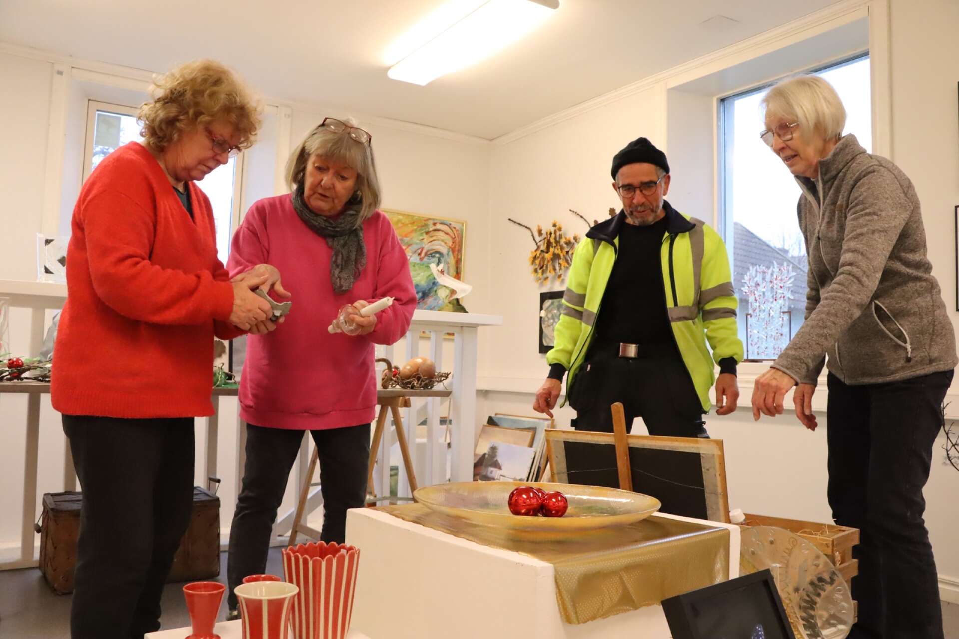 Även tidigare medlemmar i Galleri Hova medverkar i julmarknaden fram till 23 december. Här förbereder Anna Thorén Persson, Eva Rittsel, Sigge Wahlstedt och Hilda Lennartsson. 