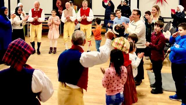 Alsters folkdanslag bjöd på show i Holken, i Mariebergsskogen under Studieförbundet vuxenskolans aktivitetsnivåer.