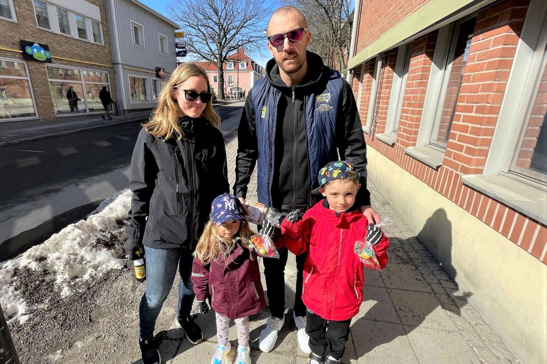 Karin och Christian Westher med barnen Ella och Felix är numera bosatta utanför Örebro, men var tillbaka i Arvika på besök under påskhelgen. De hade promenerat klart och fått med sig ägg och för barnen godis.