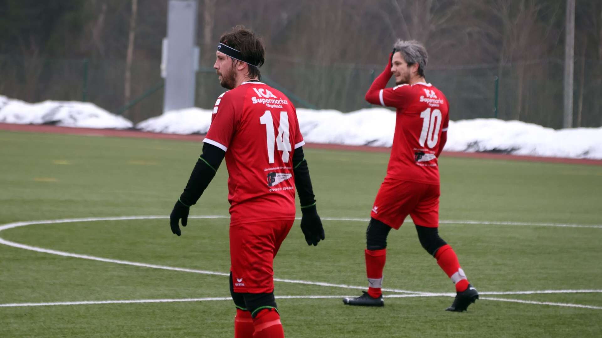 Kusinerna Mathias och Johan Bäckströms Färgelanda IF får vänta en vecka till på säsongens första poäng.