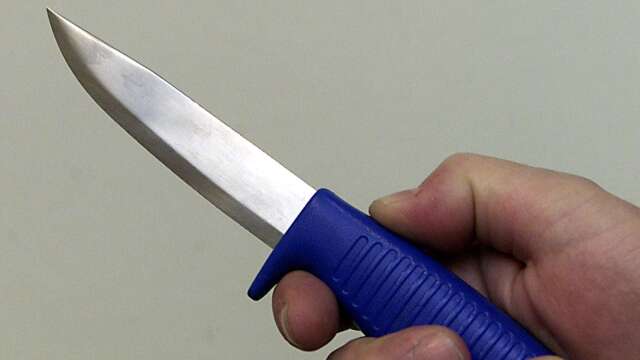 En man åtalas för grovt brott mot knivlagen. 