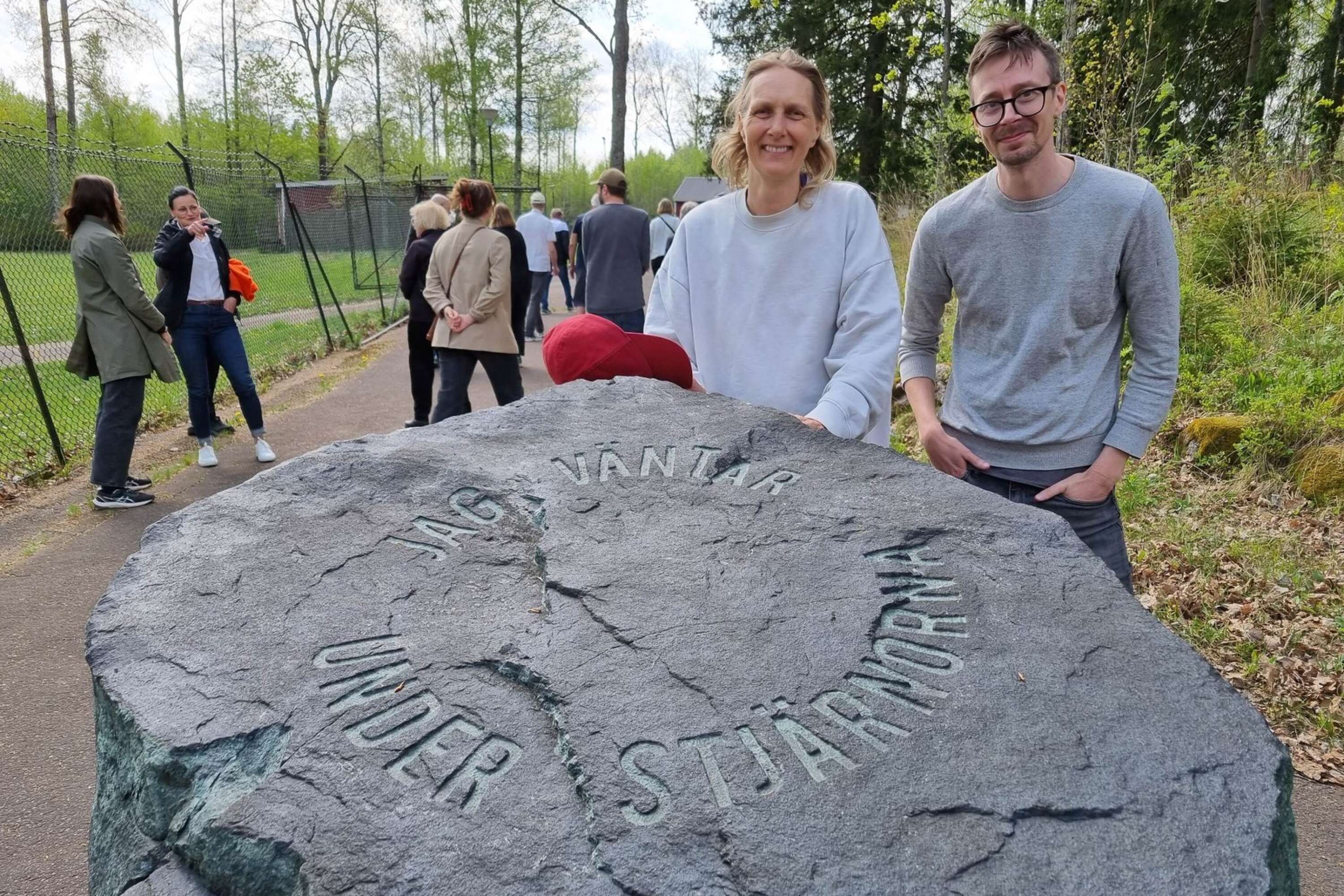 Konstnären Ulrika Sparre tillsammans med Anders Larsson, föreståndare Björneborgs folkets hus och park. 