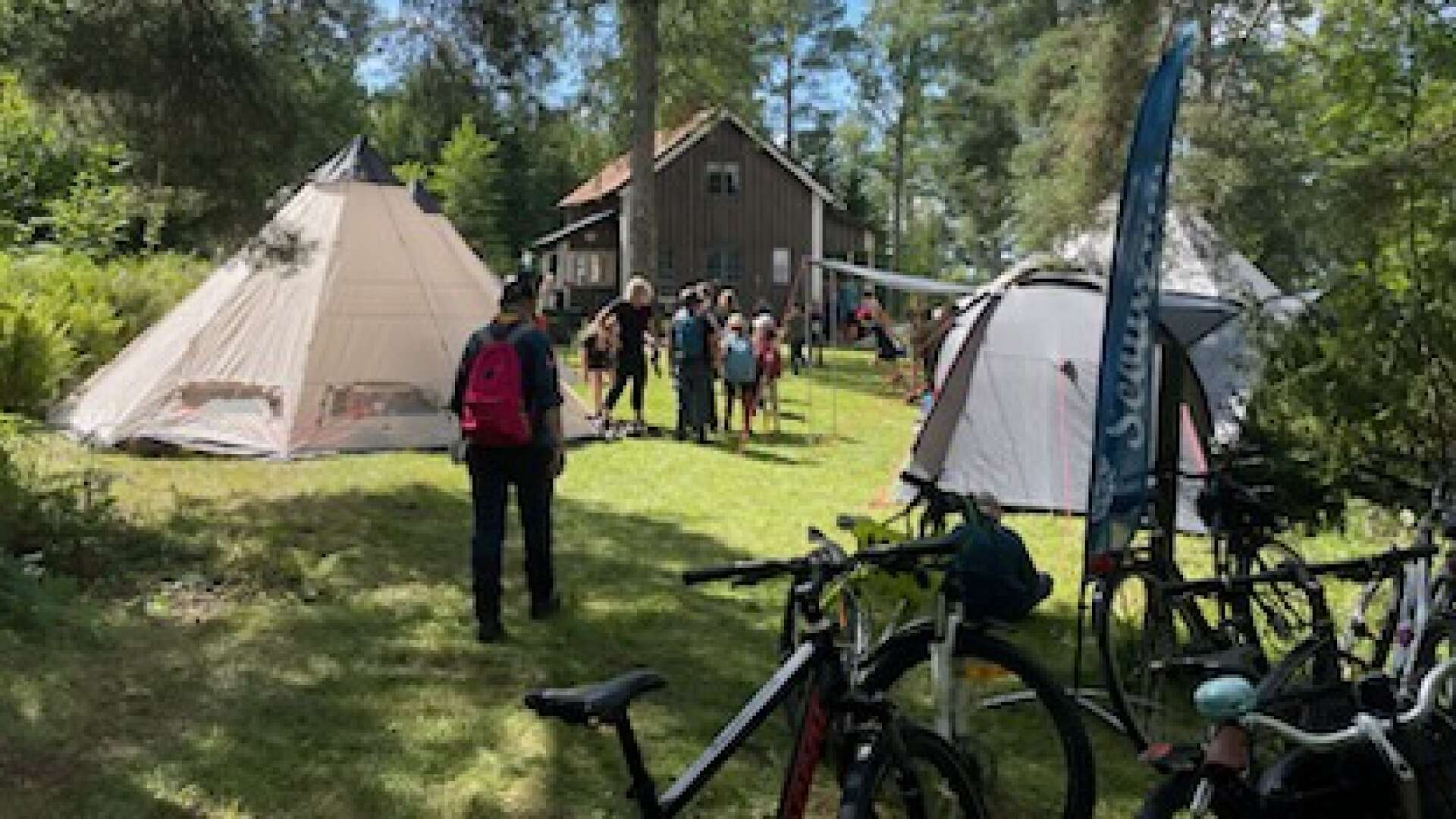 På lägret sover scouterna i tält och hängmattor.