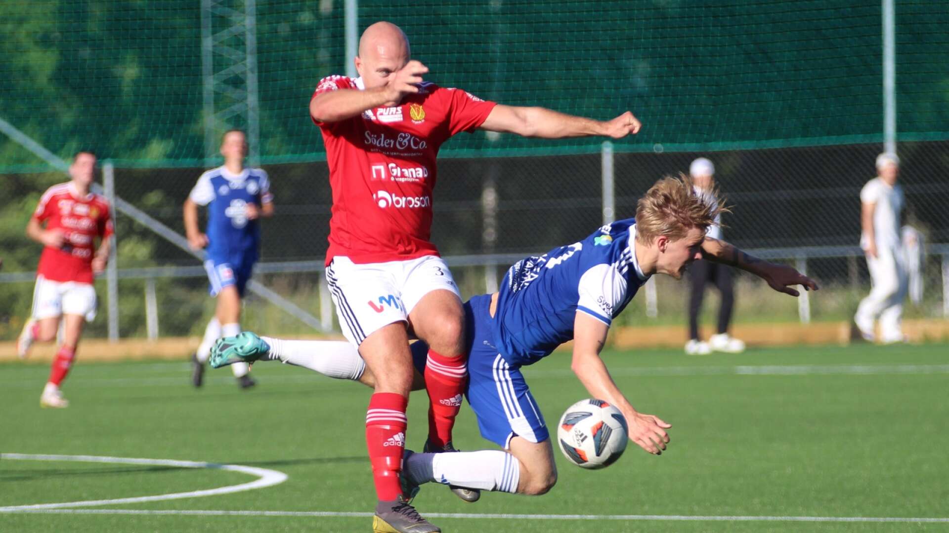 Teodor Gladh (blått) och IFK Mariestad föll mot Brålanda IF. (ARKIVBILD)