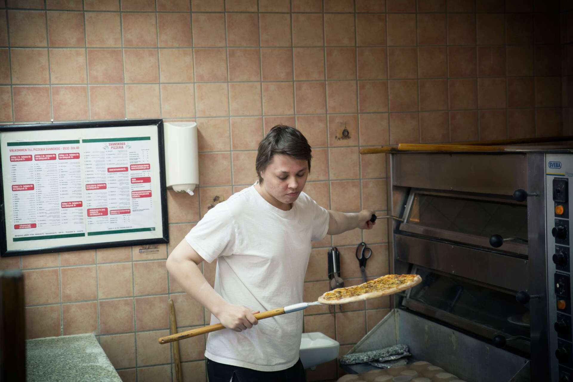 Tobias Gundahl, 20, tar över Svanskogs pizzeria 1 juni. ”Det här är en bra början. Man vet aldrig var det kan ta vägen.”