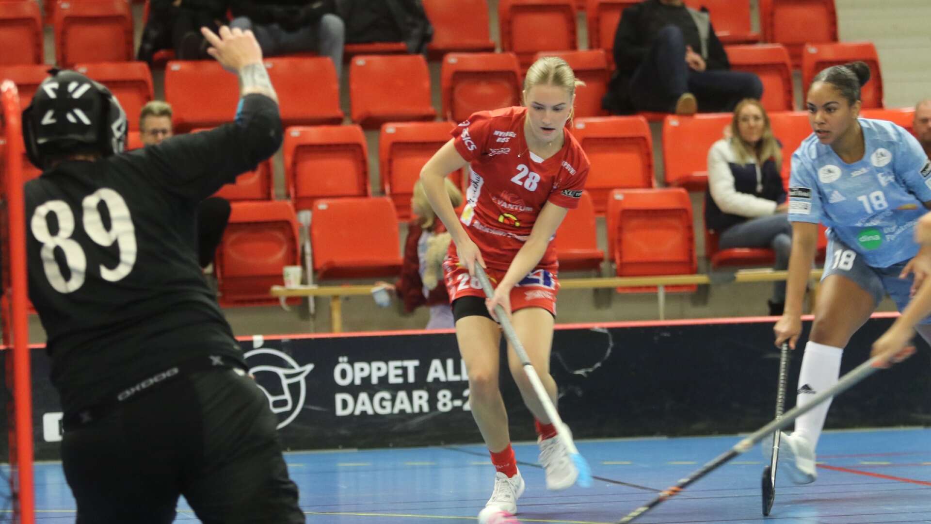 Lockeruds juniorgrupp och Inez Wallskog har varit vassa i damettan. Även i matchen mot Lidköping visade de upp sitt skickliga spel. 