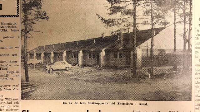 Här ser man hur husen på Skogsåsen växer fram. I början av 1971 var hälften av radhusen helt klara.