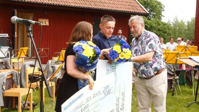 Blommor check till Rotarystipendiaterna Lisa Schyllert och Gustav Tegnelund.