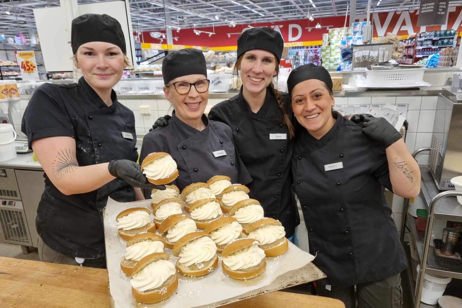Fanny Klarström, Sara Magnusson, Anette Ström och Nimet Aktas på Ica Maxis bageri poserar med en välfylld semmelplåt. 