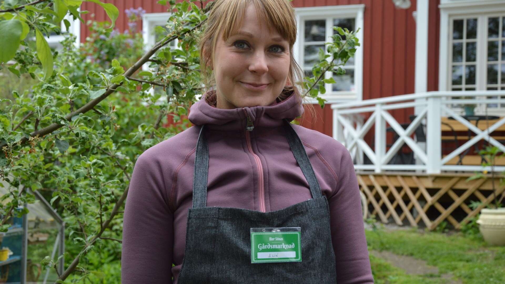 Elin Westerberg hjälper gärna till på gårdsmarknaden. I år stod hon som ansvarig vid grillen i sällskap av fruktträden.