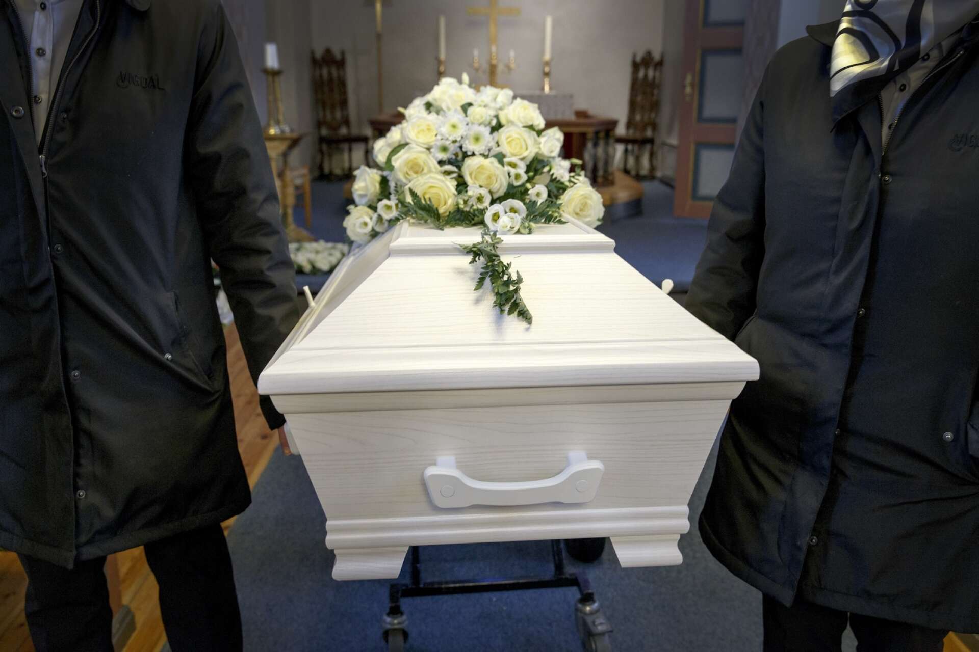 Tre av tio vuxna svenskar har inte funderat på hur de vill begravas. Två av tre vet inte hur deras partner vill bli begraven, skriver Mathias Bred.