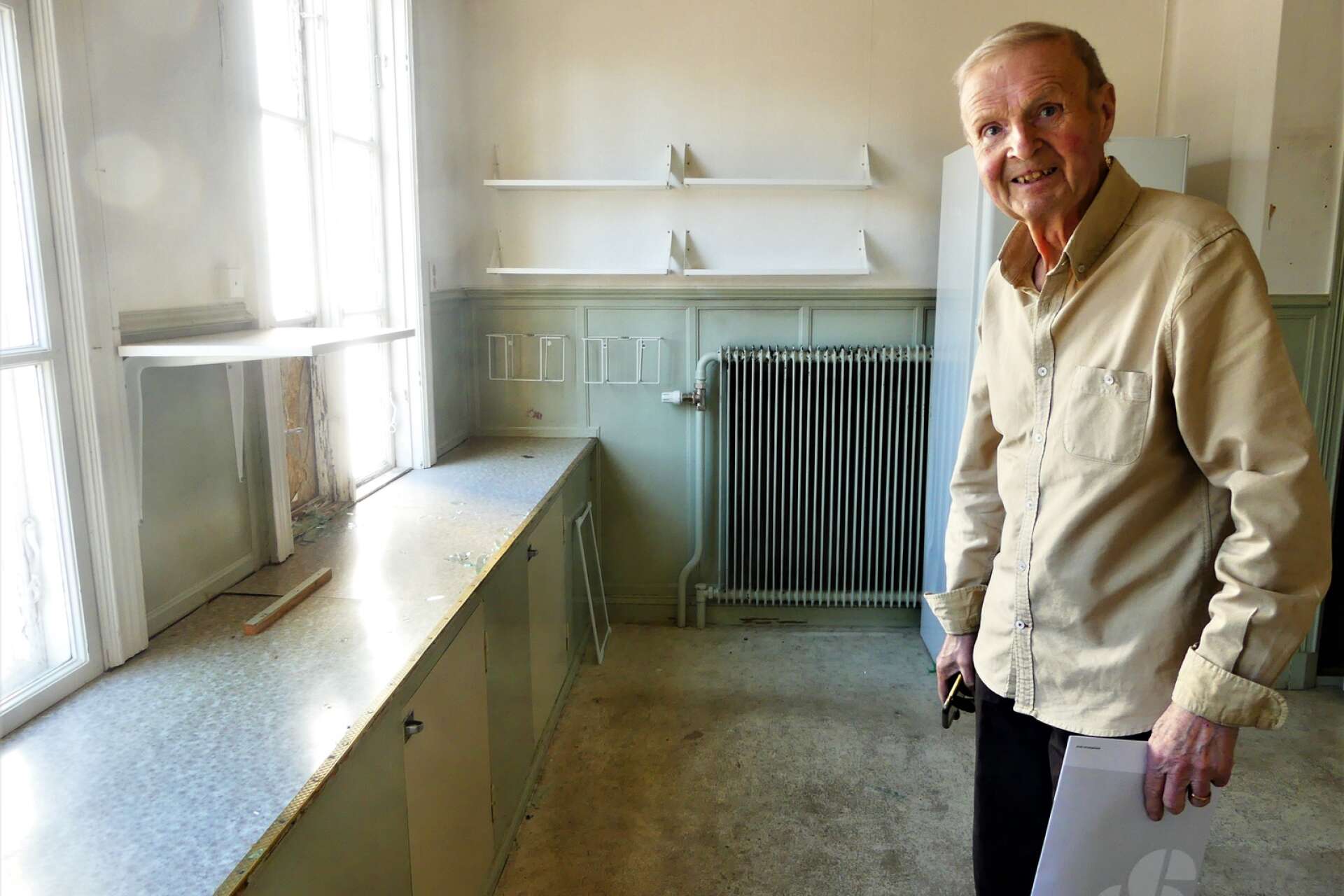 Arne Johansson visade stort intresse för det ålderdomliga köket, med låga arbetsbänkar, skafferi och annat.