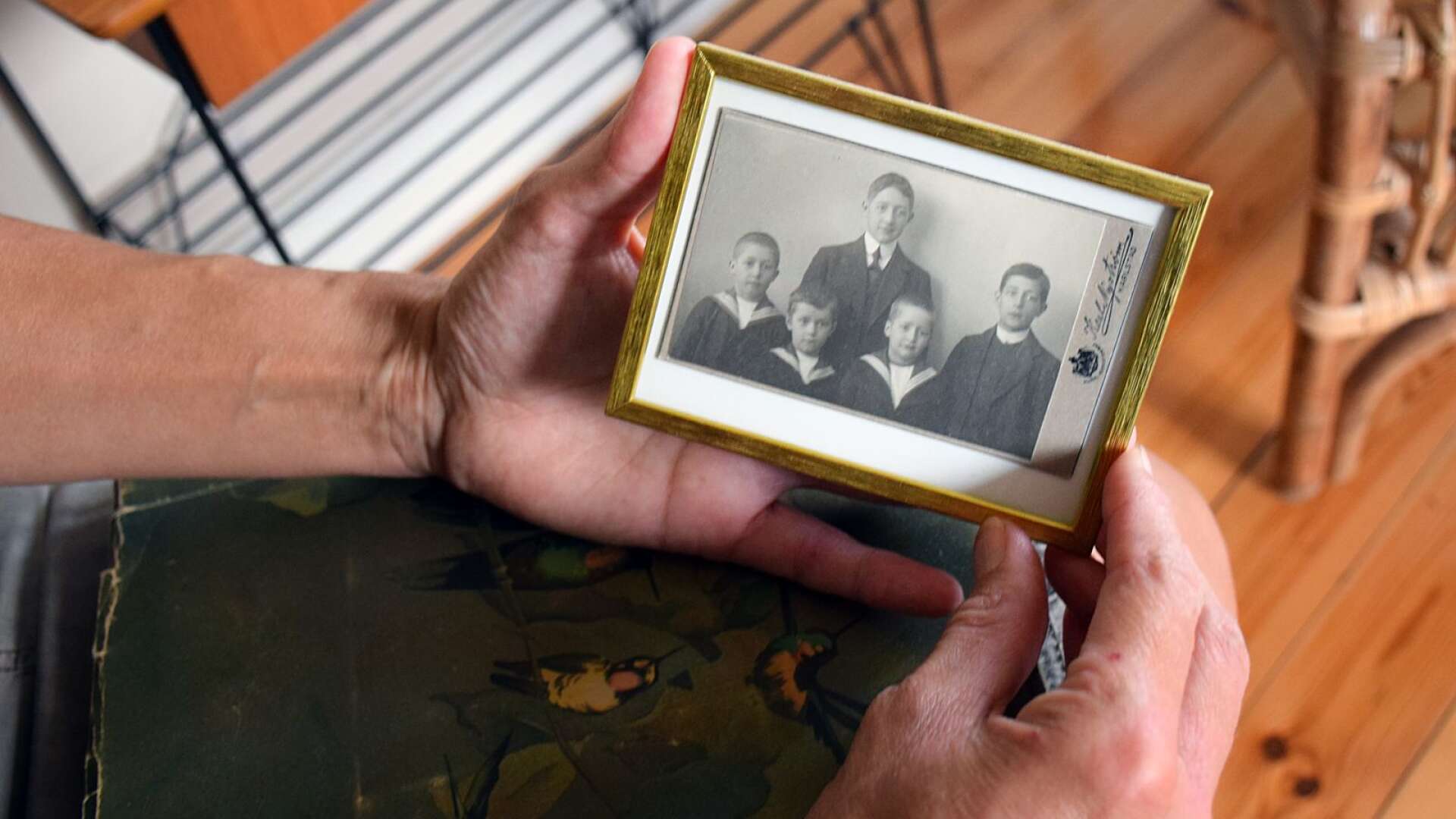 Susannes farfar Curt Nyman (längst till höger) och hans bröder på ett familjefoto från tidigt 1900-tal.