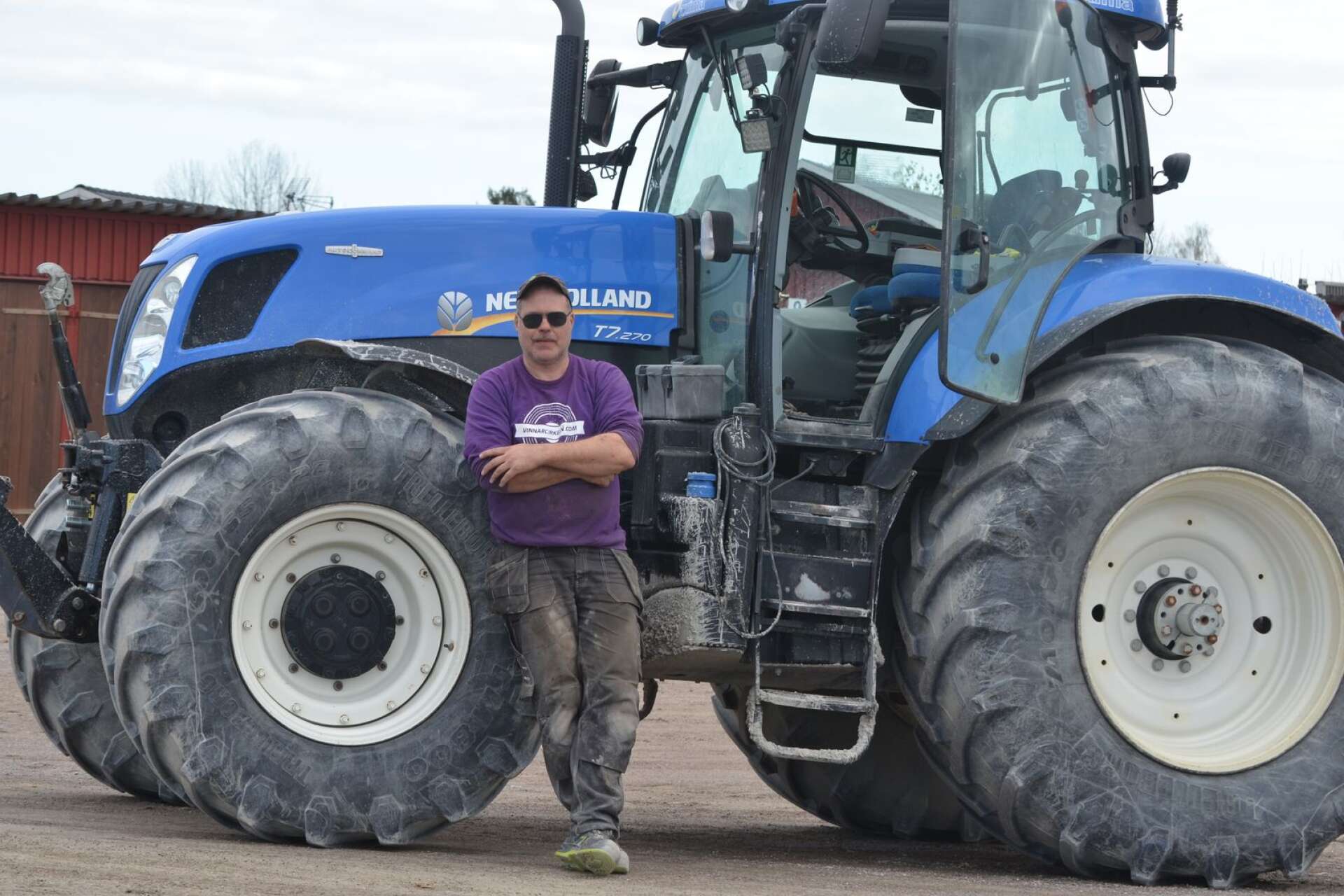 Åmålstravets banmästare Tony Berg med en av de nya traktorerna.