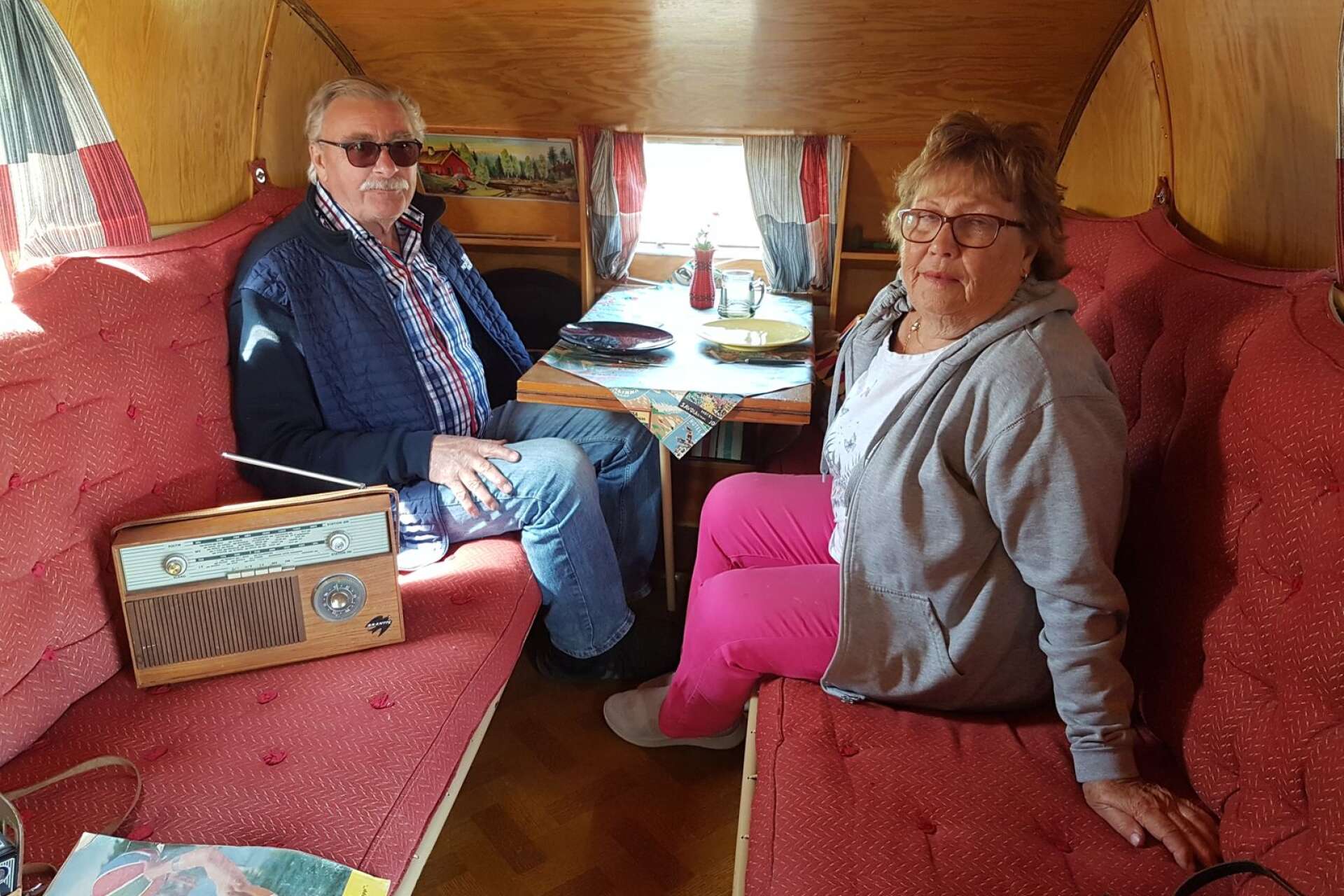 Erling och Kerstin Ekmark försäkrar att deras SMV bostadsvagn från 1954 erbjuder mer utrymme än vad det ser ut som.