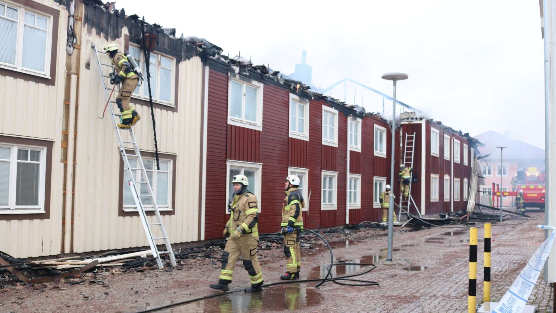 Enligt Mats Sjölander, restvärdeledare vid Brandskyddsföreningen, kommer det att ta ett antal månader innan de boende i de tolv eldhärjade lägenheterna på Österlånggatan i Kristinehamn kan flytta tillbaka.