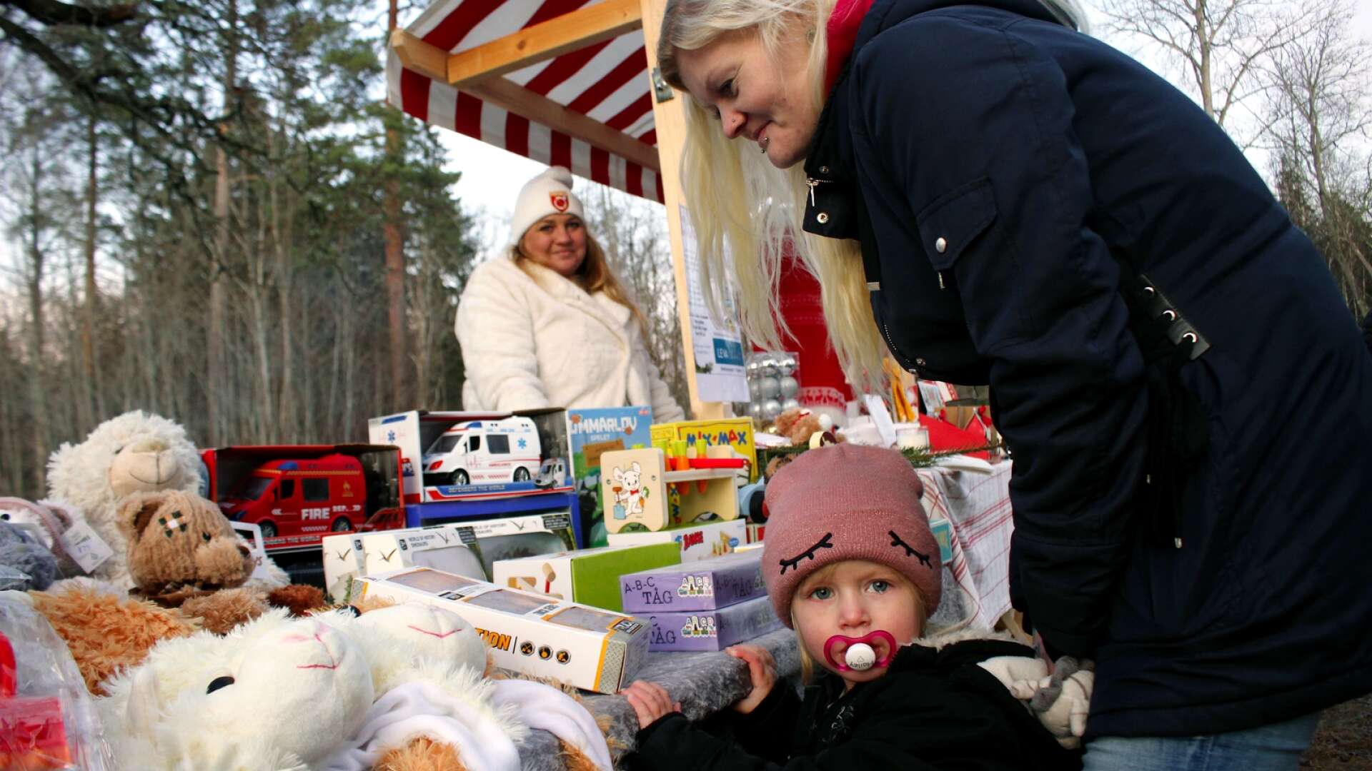 Jeanette Sjöberg hade åkt från Laxå med tvååriga dottern Hailey för att gå på julmarknaden vid Villa Lungsbo i Svartå på lördagen. Här handlar de av Ida Thunberg, som vanligtvis håller till i centrala Degerfors med butiken Leva livet. 